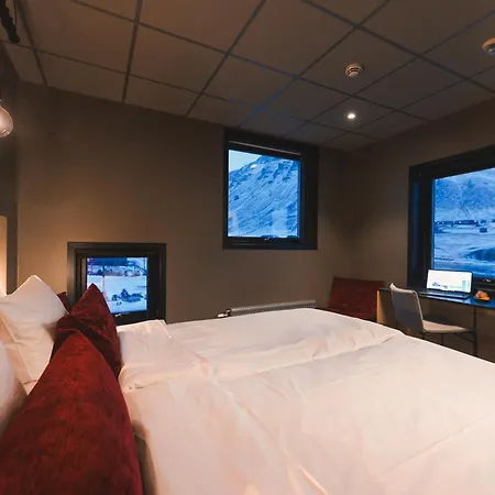 Svalbard | The Vault לונגיירביין